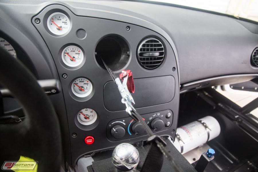 Детали интерьера Dodge Viper SRT10 ACR-X (002) 2010 года  (фото 19 из 52)
